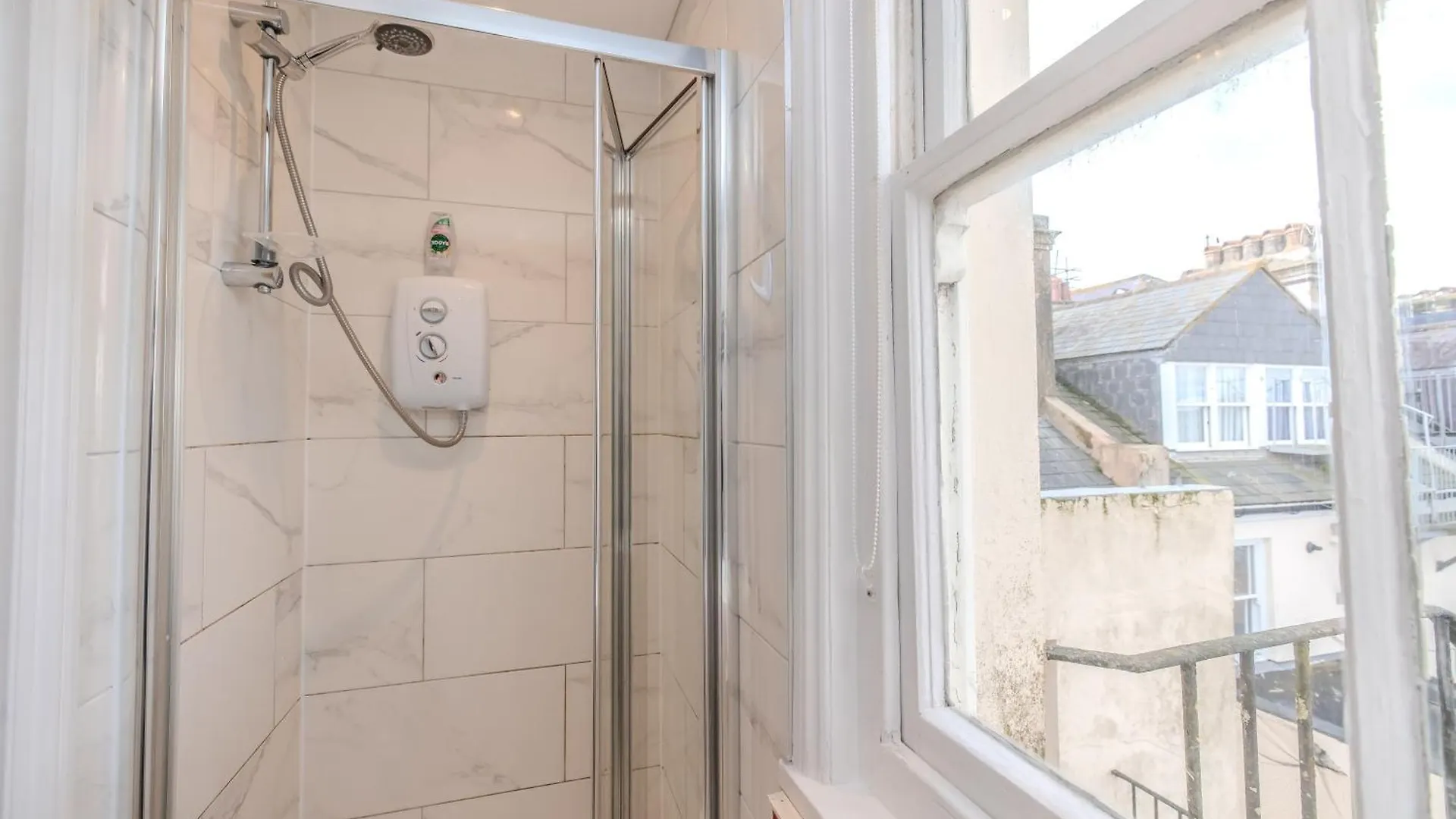 ברייטון Luxe 2-Bedroom With Free Parking