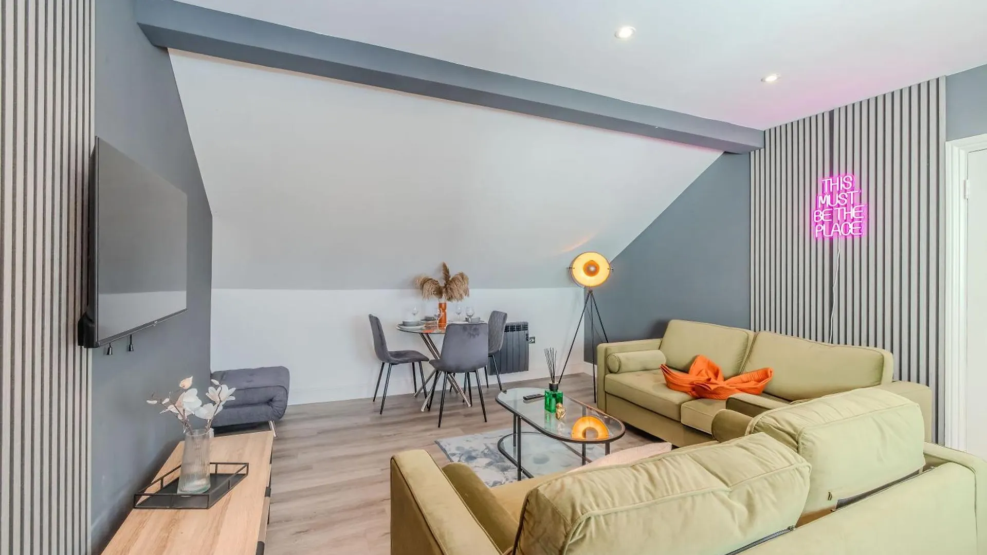 דירה ברייטון Luxe 2-Bedroom With Free Parking